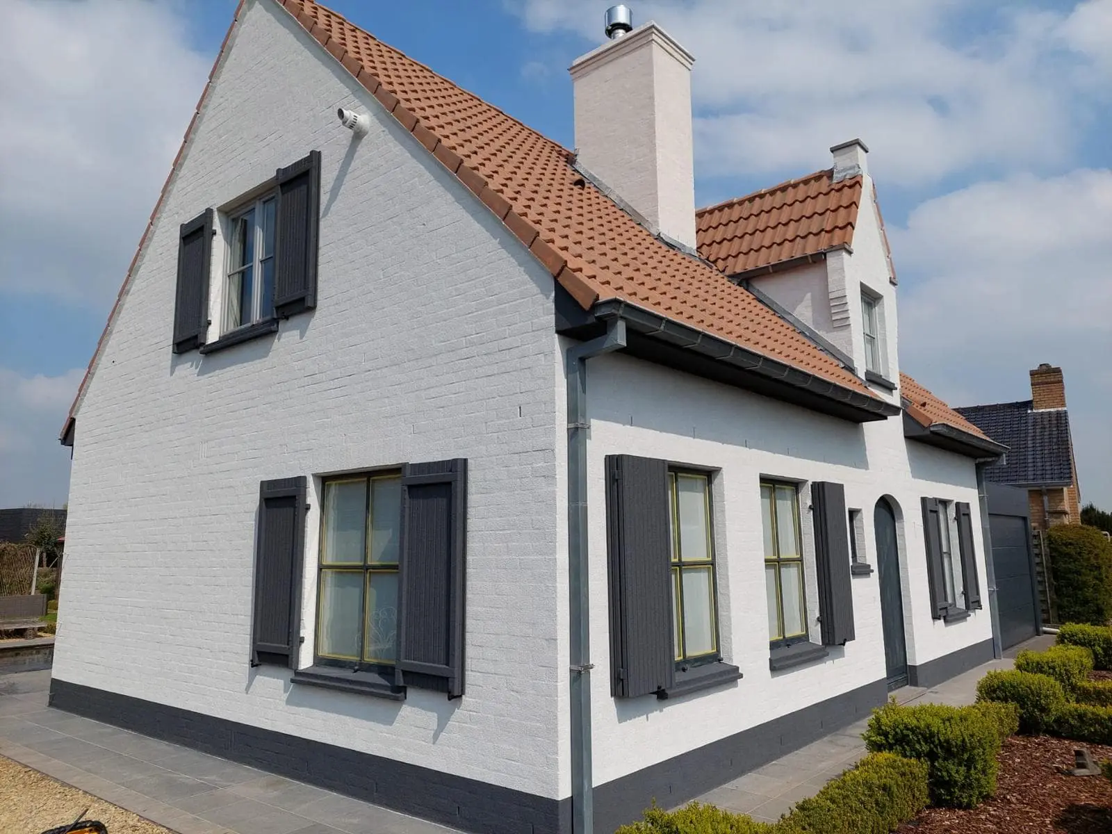 Gevelrenovatie met spuitkurk (1) Woning in spuitkurk
