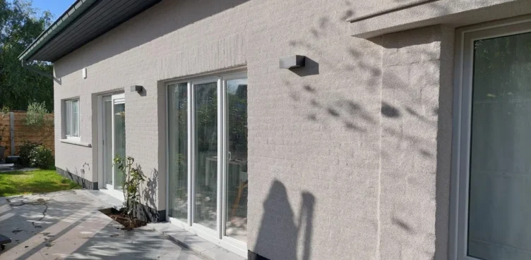 Spuitkurk op de bestaande steenstructuur