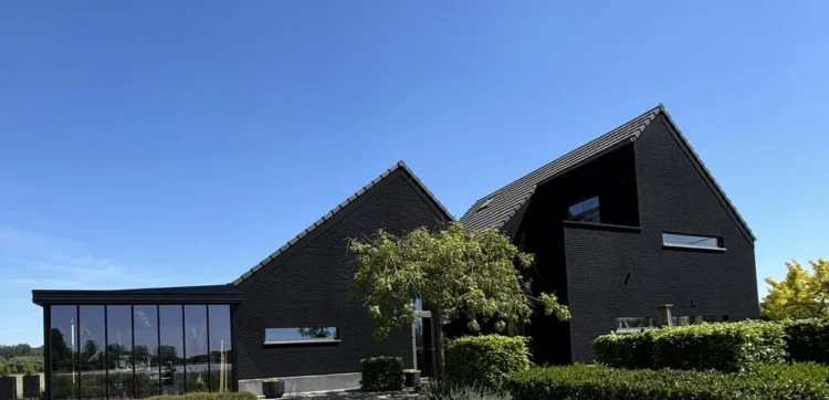 Gevelrenovatie met zwarte spuitkurk