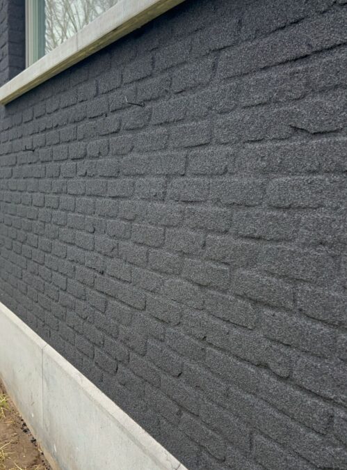 Zwarte spuitkurk op de bestaande steenstructuur